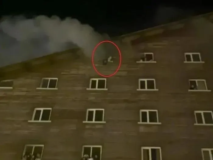 boluda-yangindan-kurtulan-otel-personeli-o-anlari-anlatti-yardim-cigliklarina-cevap-veremedik-1737599110105.jpeg Yangından kurtulan otel personeli: İnsanlar çocuklarını hayatta kalabilsin diye aşağıya atmak zorunda kaldı. (Fotoğraf: DHA))
