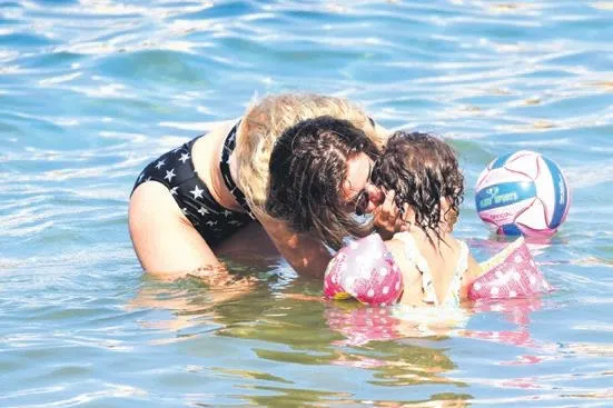 kaan-tangozenin-esi-kivilcim-ural-bodrumda-goruntulendi-yildizli-bikinisi-ile-ilgi-odagi-oldu-1628542832945.jpeg Kaan Tangöze'nin eşi Kıvılcım Ural Bodrum'da görüntülendi! Yıldızlı bikinisi ile ilgi odağı oldu-1