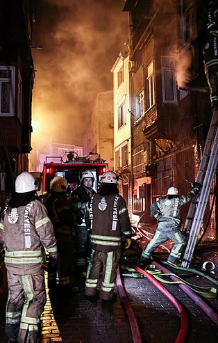 Fatih’te 3 katlı bina alev alev yandı