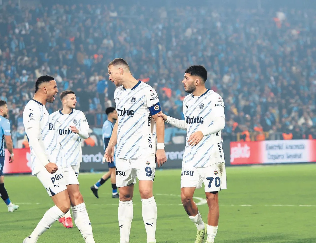 G.Saray’ın önündeyiz