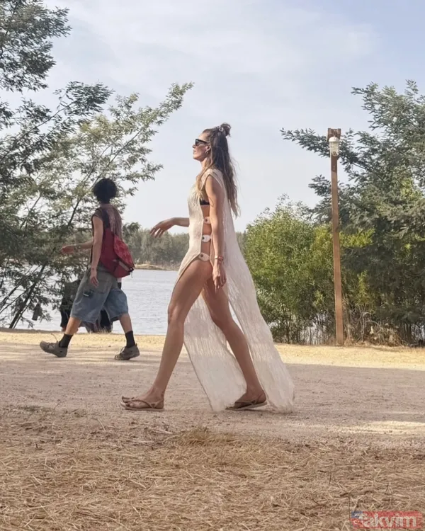 Deniz kızları diyarı... Kenan İmirzalıoğlu'nun biricik eşi Sinem Kobal'dan anneli kızlı tatil paylaşımı - 8