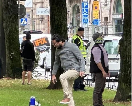 isvecte-kuran-i-kerim-yakilmasina-karsi-cikan-kalp-hastasi-pakistanliya-polis-mudahale-etti-1693249951116.jpeg İsveç'te Kur'an-ı Kerim yakılmasına karşı çıkan kalp hastası Pakistanlıya polis müdahale etti-2