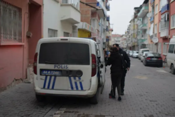 annesini-rehin-alan-genci-polis-ikna-etti-oldur-beni-oldurmezsen-ben-senin-canini-alacagim-oldur-oglum-beni-1607785796806.jpg Annesini bıçakla rehin alan genci polis ikna etti: Öldür beni, öldürmezsen ben senin canını alacağım, öldür oğlum beni-4