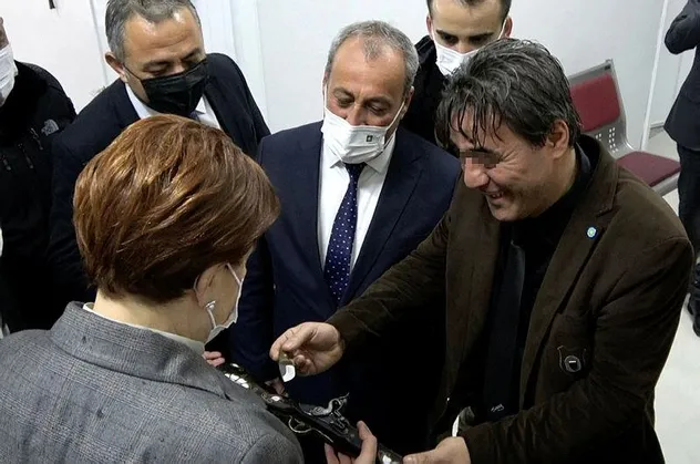 İYİ Parti Osmaniye Merkez İlçe Yönetim Kurulu Üyesinden skandal hırsızlık! Çaldığı bıçağı Meral Akşener'e hediye etti