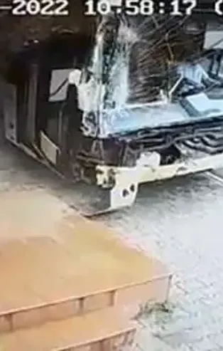 Yine bir İETT vakası! Ortaköy'de İETT kaldırıma çıktı