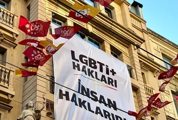 Sapkınlığın bayraktarlığına soyundular: İstanbul Barosu’na LGBT pankartı asıldı