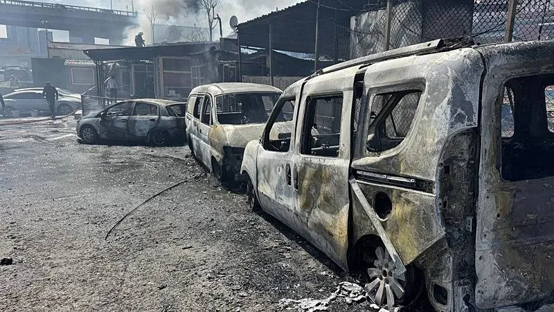Alevlerin sıçradığı araçlar küle döndü. (AA)