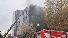 Kadıköy'de 5 katlı binada yangın! Bağdat Caddesi trafiğe kapatıldı