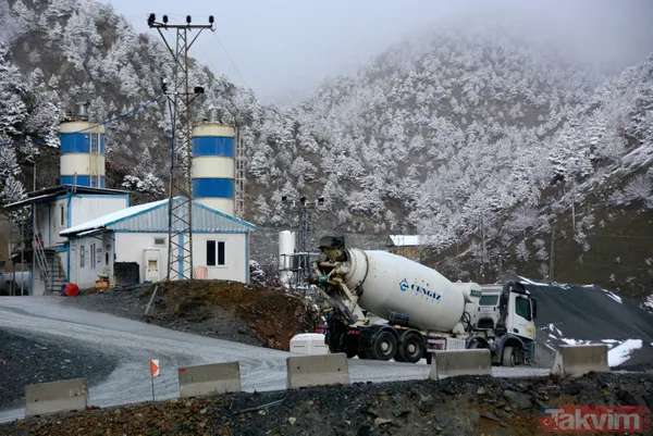 Doğu Karadeniz bölgesini Doğu Anadolu ile buluşturacak dev projede 24 saat çalışmalar devam ederken, ayrıca Türkiye'de ilk defa uygulanan havalandırma ve...