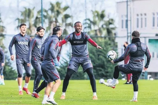 galatasarayda-buyuyen-kadro-krizi-cezali-ve-covid-19-geciren-futbolcular-zora-soktu-1641339091842.jpeg Galatasaray'da büyüyen kadro krizi! Cezalı ve Covid-19 geçiren futbolcular Aslan'ı zora soktu-14