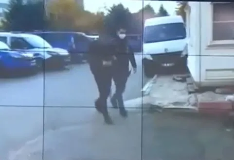 dolandiricilar-e-devlet-sifresini-calip-dublor-kullanarak-arsa-satmaya-calisirken-yakalandi-1637927312060.jpg Dolandırıcılar, e-Devlet şifresini çalıp dublör kullanarak arsa satmaya çalışırken yakalandı-3