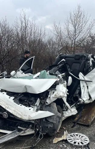 Dehşet veren kaza! Kağıt gibi olan araçtan sağ çıktılar