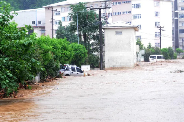 bakanlik-harekete-gecti-o-yapilar-tek-tek-kaldiriliyor-1594987730916.jpg Çevre ve Şehircilik Bakanı Murat Kurum'un talimatıyla Rize'de 4 iş yerinin yıkımı gerçekleştirildi!-3