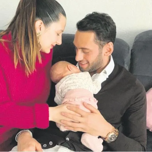 İtalya takımlarından Milan'da forma giyen Hakan Çalhanoğlu, evliliğindeki kara bulutları dağıttı-1