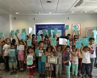 Karnesini gösterene hediye kitap