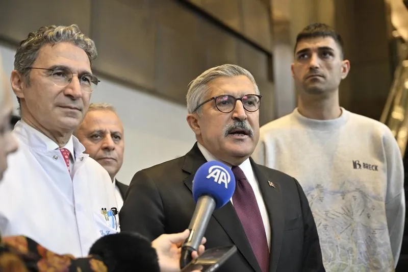 baskan-erdogan-da-yakindan-takip-ediyor-ak-parti-genel-baskan-yardimcisi-yayman-ibrahim-tatlisesi-hastanede-zi-1775834473677.jpeg Başkan Erdoğan da yakından takip ediyor: AK Parti Genel Başkan Yardımcısı Yayman İbrahim Tatlıses'i hastanede ziyaret etti-5