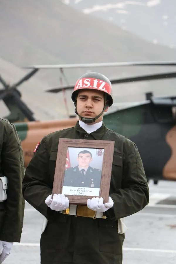 Pençe-Kilit Operasyonu'nda şehit düşen Piyade Teğmen Kaan Kanlıkuyu'nun cenazesi törenle memleketine uğurlandı-3