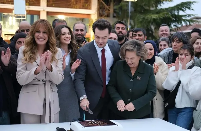 ask-entrika-ve-zorlu-sinavlar-altin-kafes-ilk-bolumu-ile-atv-ekranlarinda-1701623884058.jpeg Milyonlar ekrana kilitlendi | Altın Kafes ilk bölümü ile ATV ekranlarında tam puanı kaptı! Yeni dizinin oyuncuları kim, konusu nedir?-5