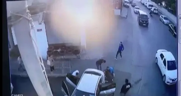 istanbulda-dehset-anlari-kamyon-lastigi-faciayi-onledi-1631088992710.jpg İstanbul'da dehşet anları! Kamyon lastiği faciayı önledi-12