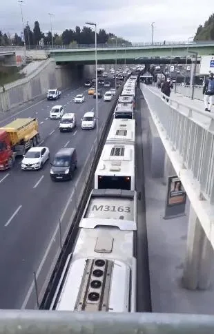 İstanbul güne yine ulaşım çilesiyle başladı! Metrobüs arızası nedeniyle Edirnekapı durağında araç kuyruğu oluştu-5