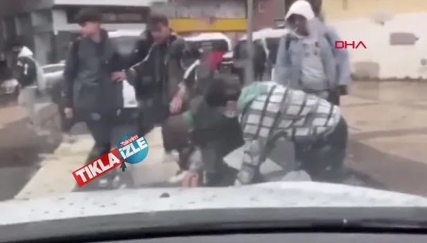 ''Bıçakladılar çocuğu'' Kan donduran görüntüler! Denizli Lisesi önünde öldüresiye öğrenci kavgası!