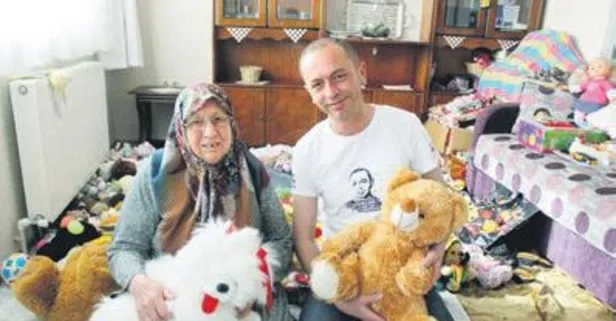 Anne-oğul bozuk oyuncakları tamir ediyor, ihtiyaç sahibi çocukları sevindiriyor