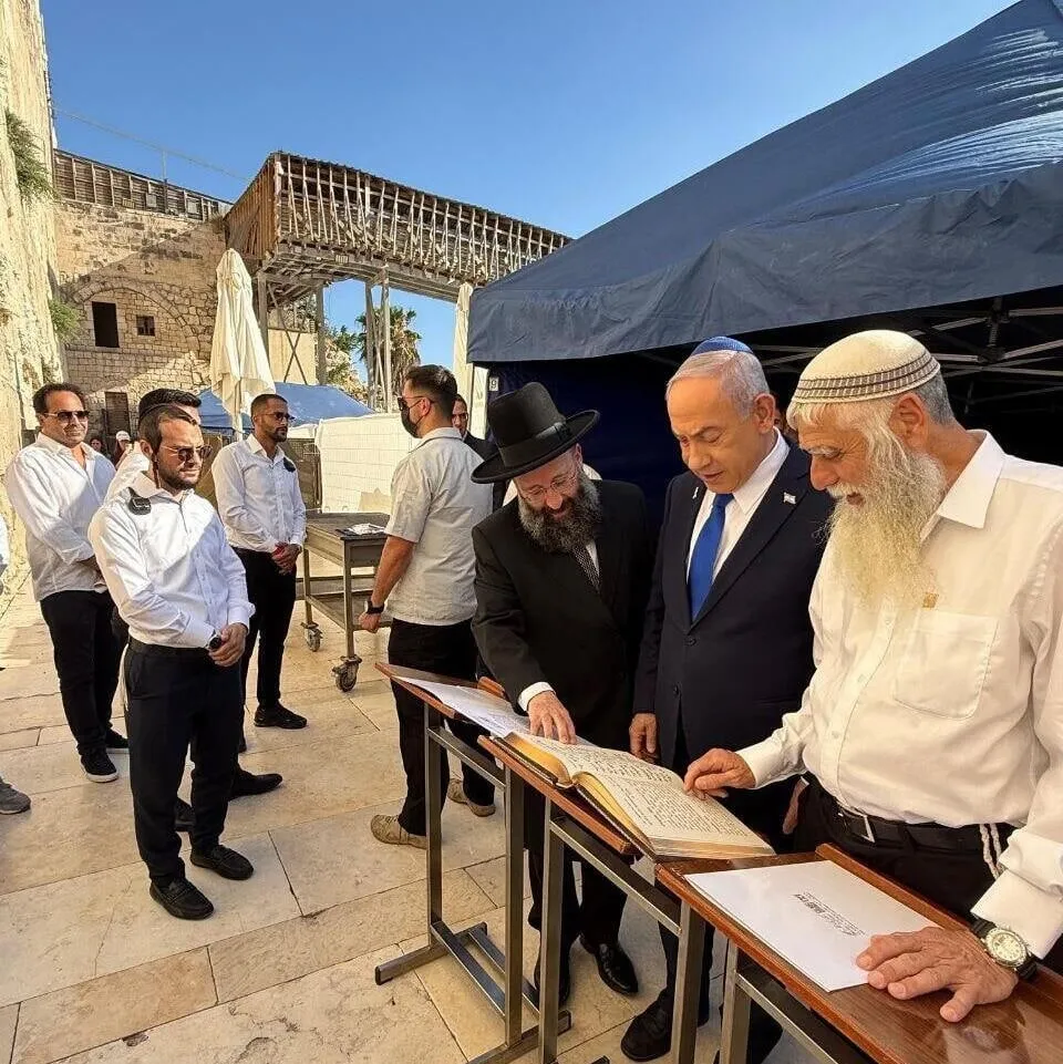 kuduste-kutsal-mekana-saldiri-netanyahu-ve-bakanlar-burak-duvarina-baskin-duzenledi-1789886894587.jpeg Kudüs'te kutsal mekana saldırı! Netanyahu ve bakanlar Burak Duvarı'na baskın düzenledi-5