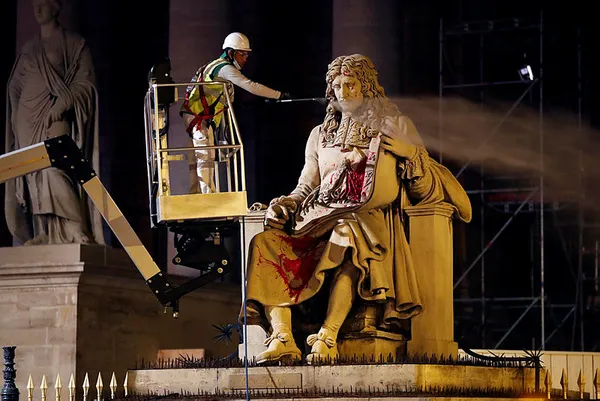 fransa-kirli-tarihiyle-yuzlesiyor-fransa-krali-xiv-louis-doneminde-koleligi-yasalastiran-siyasetci-colbertin-heykeline-saldirildi-1592983331371.jpg Fransa kirli tarihiyle yüzleşiyor! Fransız Kral XIV. Louis döneminde köleliği yasalaştıran siyasetçi Colbert'in heykeline saldırıldı-2