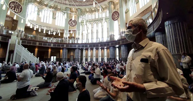 Taksim Camii ikindi namazında da doldu... Mesafe kuralına uyulurken turistler hatıra fotoğrafı çekti
