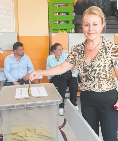 Türkan Şoray ve Sibel Can, oy vermek için gittikleri okulda karşılaştı, hatıra fotoğrafı çektirdiler-6