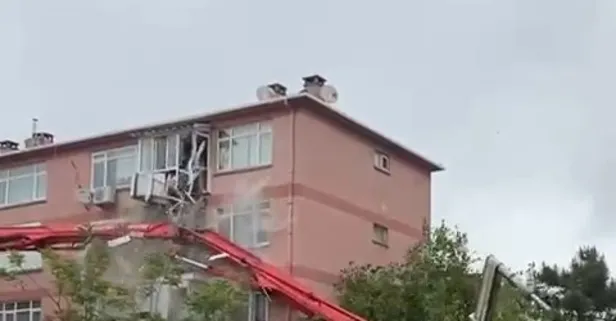 Üsküdar'da facia! Beton mikser pompası bir eve düştü! Deprem etkisi yaratan o görüntü anbean kamerada!