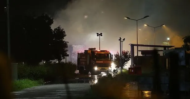 Kocaeli'de karton fabrikasına yıldırım düştü