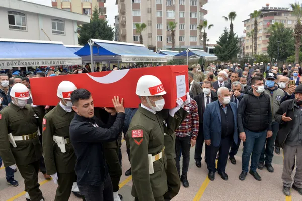 pence-yildirim-harekatinda-silah-kazasi-sonucu-sehit-olan-piyade-uzman-cavus-halil-ibrahim-cete-son-yolcuguna-1646051696629.jpg