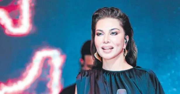 Şıklığıyla büyüleyen Ebru Yaşar sevenlerini hayran bıraktı