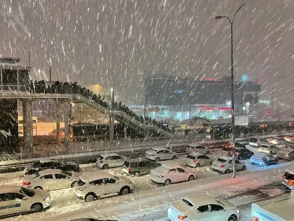 istanbulda-beklenen-kar-geldi-uyarilara-kulak-asmayan-ve-tedbirleri-aksatan-chpli-ibb-sinifta-kaldi-1643073201849.jpg İstanbul'da beklenen kar geldi! Uyarılara kulak asmayan ve tedbirleri aksatan CHP'li İBB sınıfta kaldı-4