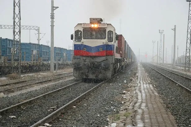 cektigi-tren-videosu-ile-alay-konusu-alan-ozlem-gursese-duyurulur-cine-giden-ikinci-ihracat-treni-sivasa-ulasti-1608651921123.jpeg Çektiği tren videosu ile alay konusu alan Özlem Gürses'e duyurulur: Çin'e giden ikinci ihracat treni Sivas'a ulaştı!-2