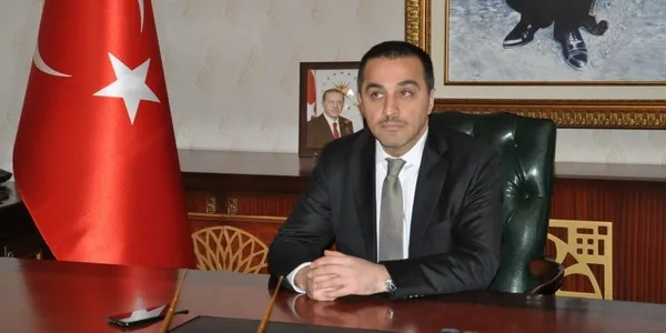 turker-oksuz-kimdir-kars-valisi-turker-oksuz-kimdir-kac-yasinda-nereli-1601623687537.jpg Türker Öksüz kimdir? Kars Valisi Türker Öksüz kimdir, kaç yaşında, nereli?-2