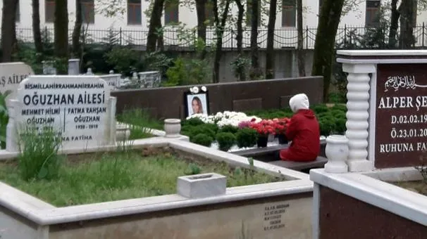 Mina Başaran’ın düğün gününde annesi kabrini ziyaret etti-1