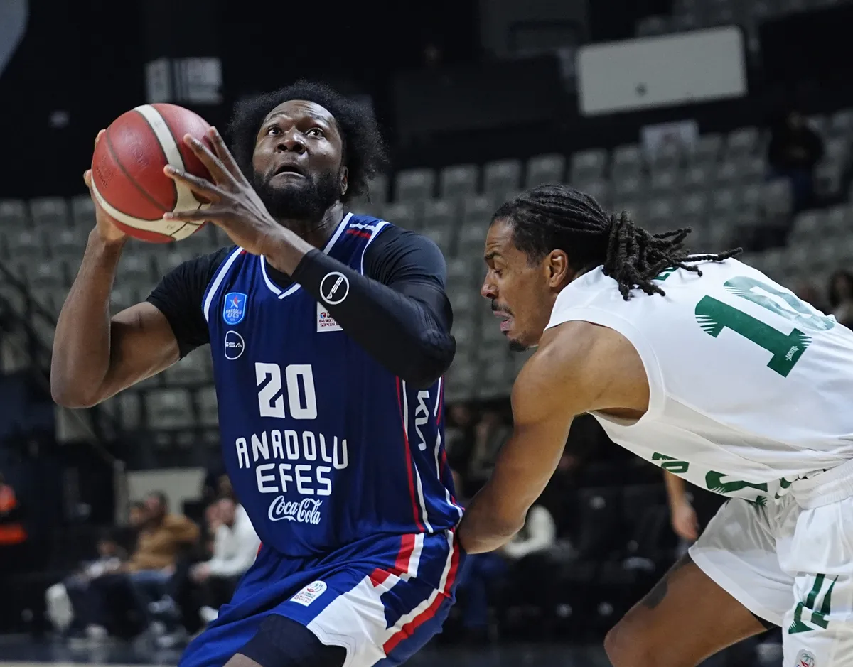 1792699093525.jpg Pablo Laso ilk derbiyi kazandı! Anadolu Efes Beşiktaş'ı 89-80 yendi-3