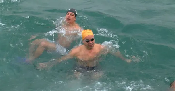 İstanbul'da iç donduran görüntüler! -3 derece sıcaklıkta Boğaz'da yüzdüler