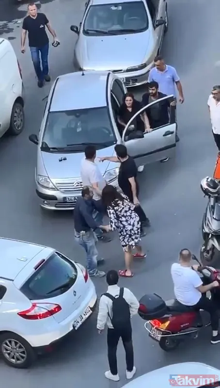 Saç saça baş başa birbirlerine girdiler! İstanbul'da kadın sürücülerin yol verme kavgası - 5