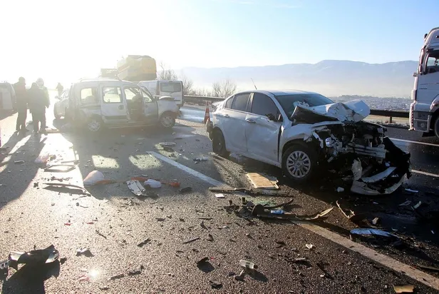 SON DAKİKA: TEM Otoyolu’nda zincirleme kaza! 9 araç birbirine girdi 4 kişi yaralandı-3