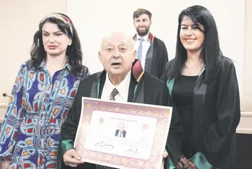 84 yaşındaki Mustafa dede genç meslektaşları ile mazbatasını aldı!