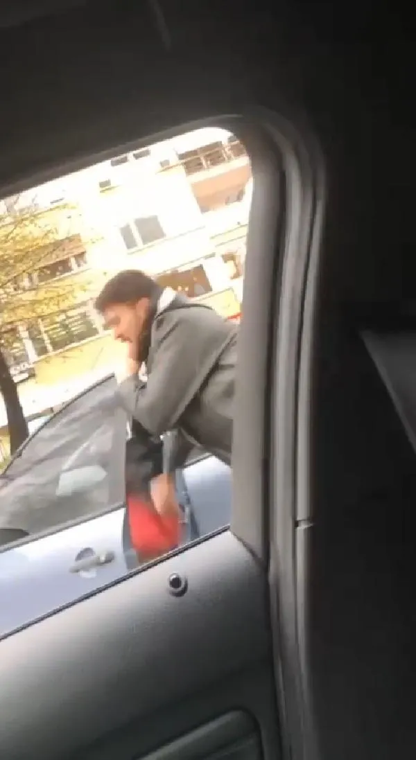 Kadıköy'de trafikte kasklı dehşet! Motosiklet sürücüsü trafikte kendisini sıkıştıran sürücüye saldırdı-3