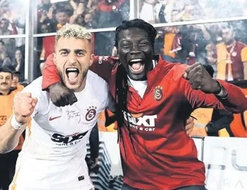 Barış’ı tutarak dünyaya mesaj verdi