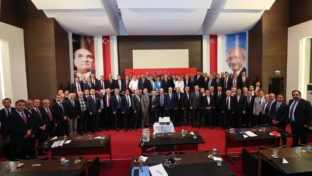 chpde-kavga-alevleniyor-kemal-kilicdaroglu-koltuk-icin-il-baskanlarindan-imza-aldi-ekrem-imamoglundan-bir-ciki-1687429630188.jpeg