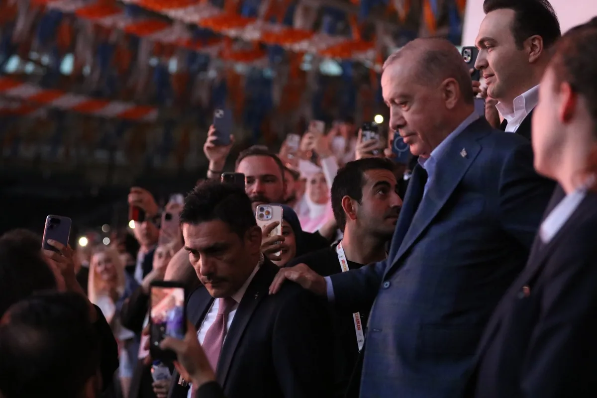 baskan-erdogandan-genclere-yeni-turkiye-mesaji-masada-sozumuz-sahada-gucumuz-var-1778952664969.jpeg Başkan Erdoğan’dan gençlere “Yeni Türkiye” mesajı: Masada sözümüz, sahada gücümüz var-3