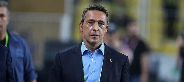 Taraftarlar Ali Koç’un arabasını durdurdu!