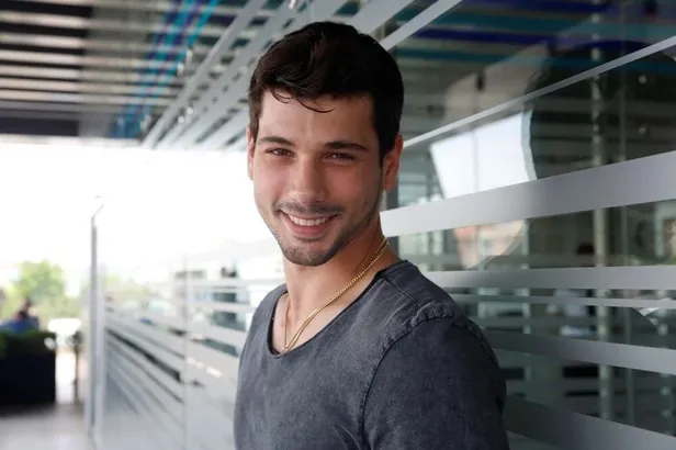 1699968732611.jpeg Deniz Can Aktaş'ın asıl mesleği oyunculuk değilmiş! Duyan kulaklarına inanamadı! Bambaşka bir bölümden mezun olmuş! Meğer...-3