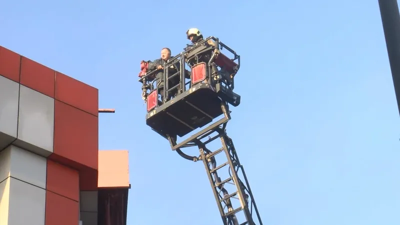 Son dakika: İstanbul Bayrampaşa'da bir depoda yangın! 19 kişi itfaiye tarafından kurtarıldı-5